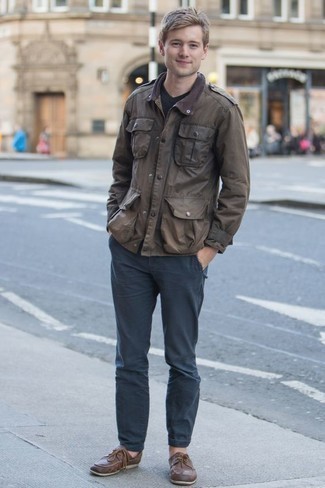 С чем носить черную футболку с v-образным вырезом мужчине