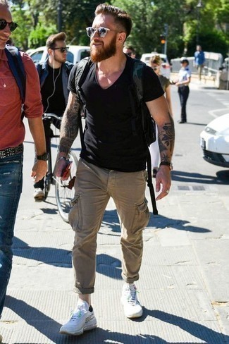 С чем носить черную футболку с v-образным вырезом мужчине