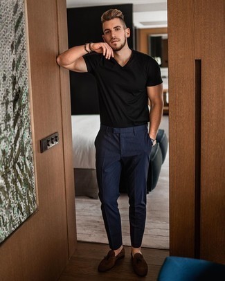 С чем носить черную футболку с v-образным вырезом мужчине