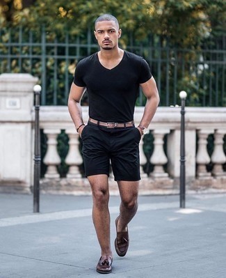 С чем носить черную футболку с v-образным вырезом мужчине