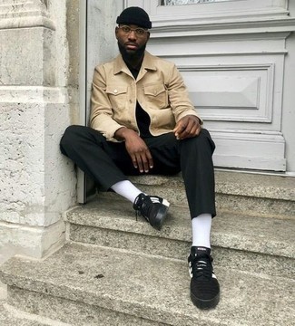 С чем носить черную футболку с v-образным вырезом мужчине