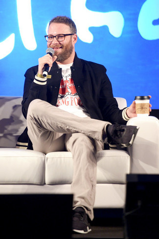 Как носить черную университетскую куртку с черными кроссовками мужчине