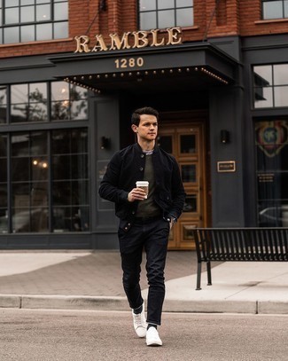 Как носить черную университетскую куртку с черными брюками чинос