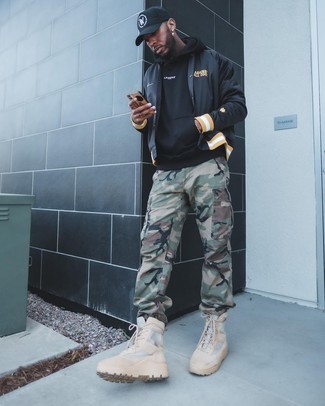 Какие брюки карго носить с черной университетской курткой