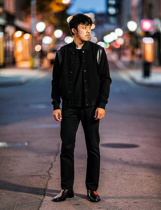 Какие ботинки челси носить с черной университетской курткой мужчине