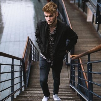 С чем носить черную университетскую куртку мужчине