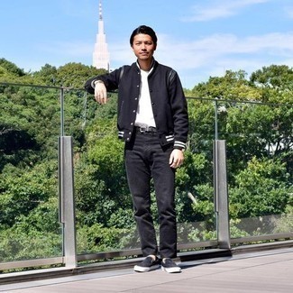 С чем носить черную университетскую куртку мужчине