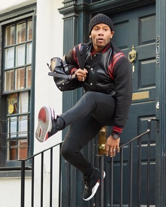 С чем носить черную университетскую куртку мужчине