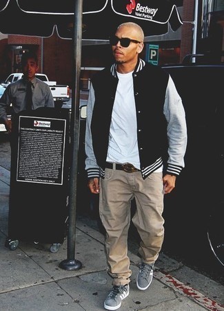 С чем носить черную университетскую куртку мужчине