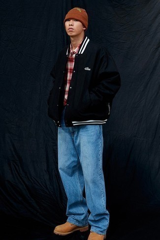 Как носить черную университетскую куртку с голубыми джинсами мужчине