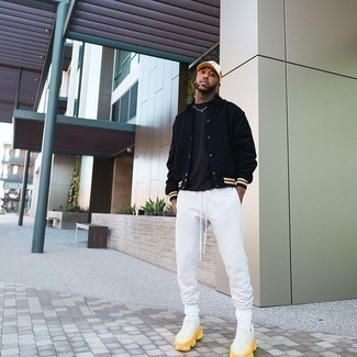 Какие спортивные штаны носить с черной университетской курткой мужчине