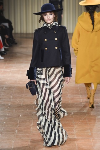 С чем носить черное платье в вертикальную полоску