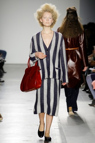 С чем носить черную юбку-миди в вертикальную полоску