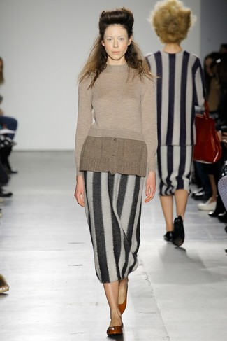 С чем носить черную юбку-миди в вертикальную полоску