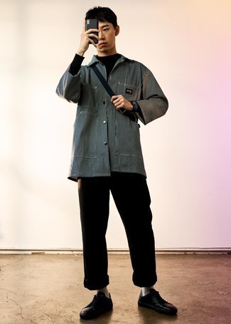 С чем носить черную куртку-рубашку в вертикальную полоску мужчине