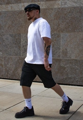 С чем носить черные шорты в вертикальную полоску мужчине