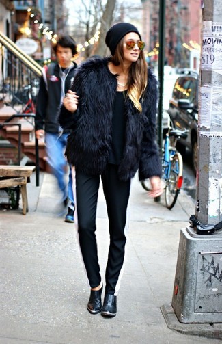 С чем носить черные спортивные штаны в вертикальную полоску женщине