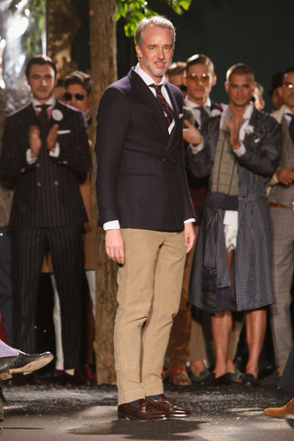 С чем носить черный галстук в вертикальную полоску мужчине