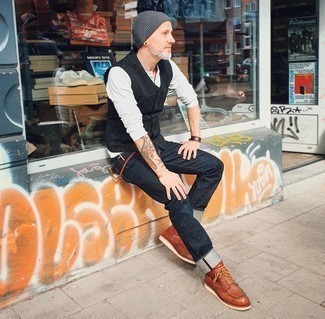 С чем носить черный жилет в вертикальную полоску