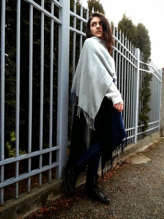 Какие ботинки на шнуровке носить с черной безрукавкой женщине