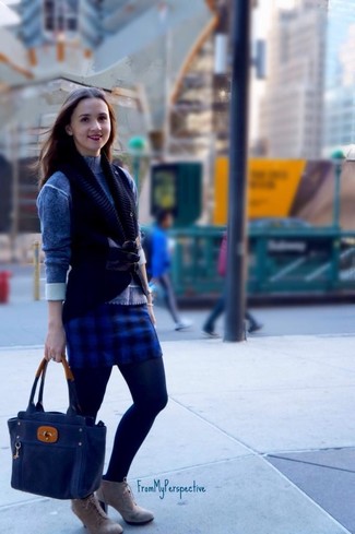 Какие мини-юбки носить с черной безрукавкой