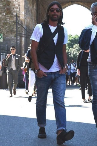 Как носить черный жилет с синими джинсами