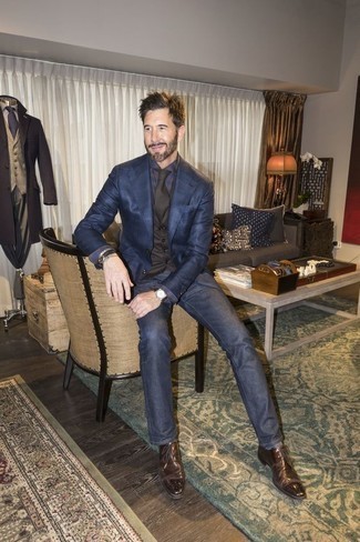 Как носить черный жилет с синими джинсами