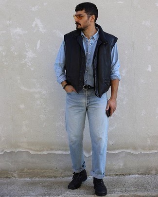 Какие повседневные ботинки носить с черным жилетом