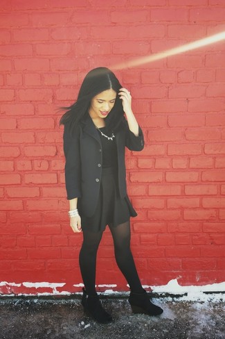 Какие пиджаки носить с черными ботильонами на танкетке