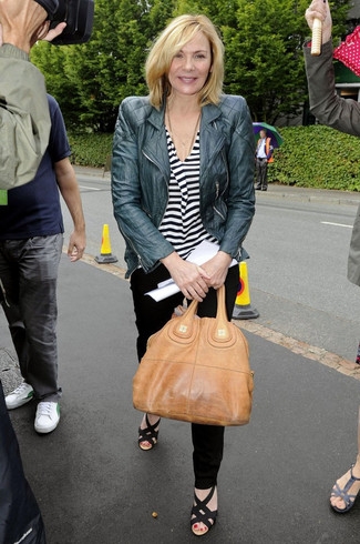 Какие косухи носить с черными босоножками на танкетке