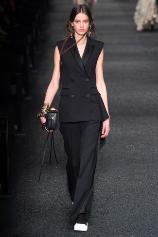 С чем носить черные широкие брюки