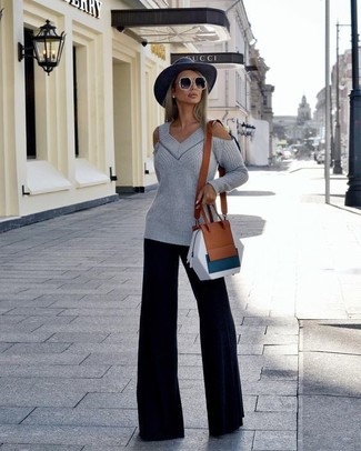 Какие свободные свитера носить с черными широкими брюками