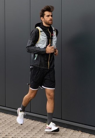 Какие кроссовки носить с черной ветровкой мужчине