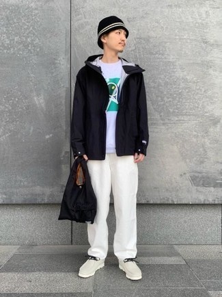 Как носить черную ветровку с бежевыми кожаными ботинками дезертами