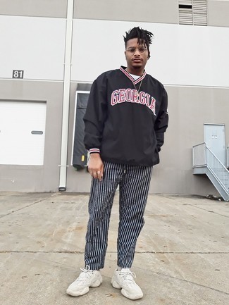 Как носить черную ветровку с черными брюками чинос