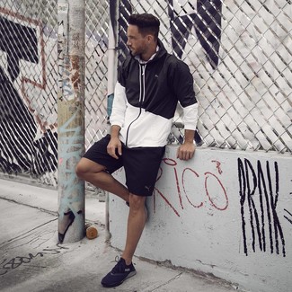 Как носить черную ветровку с черными шортами мужчине