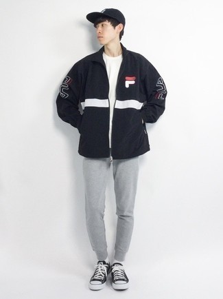 Как носить черную ветровку с темно-серыми спортивными штанами мужчине