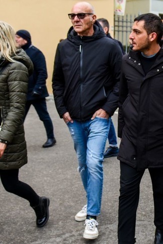 Как носить черную ветровку с голубыми рваными джинсами мужчине