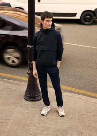 Как носить черную ветровку с темно-синими брюками чинос