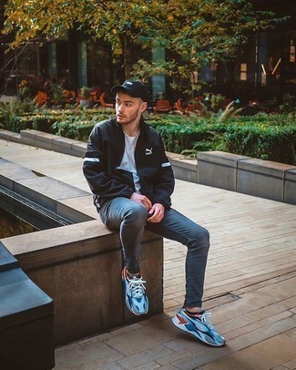 Как носить черную ветровку с темно-синими джинсами мужчине