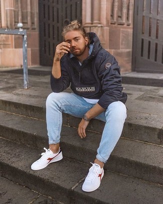 Как носить черную ветровку с белыми низкими кедами мужчине