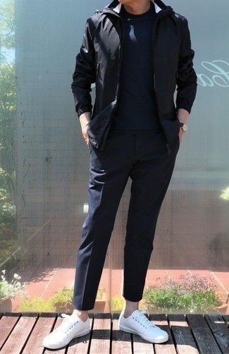 Как носить черную ветровку с белыми низкими кедами мужчине