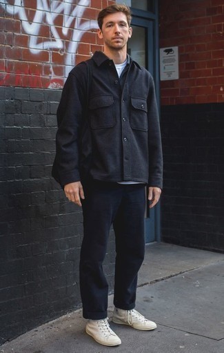 С чем носить черную шерстяную куртку-рубашку мужчине