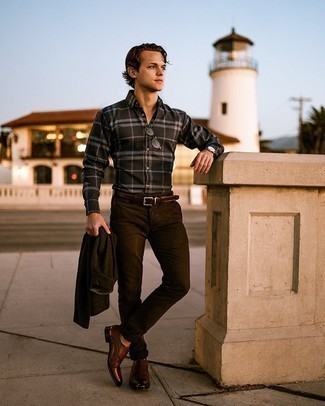 С чем носить черную шерстяную куртку-рубашку мужчине