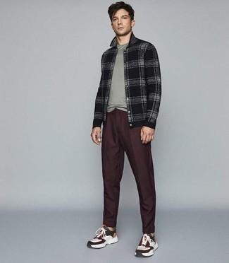 С чем носить черную шерстяную куртку-рубашку мужчине