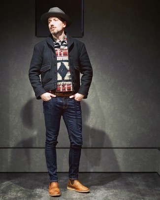 Как носить черную шерстяную куртку-рубашку с темно-синими джинсами мужчине