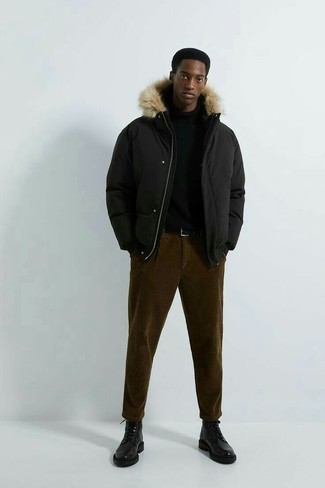 Как носить черную шерстяную водолазку с коричневыми брюками чинос