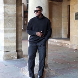 Как носить черную шерстяную водолазку с темно-серыми брюками чинос