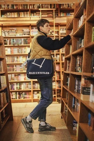 Как носить черную шерстяную водолазку с серыми кроссовками мужчине