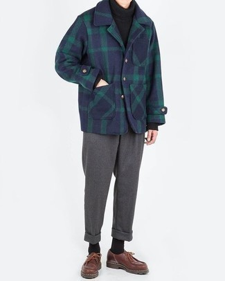 Как носить черную шерстяную водолазку с серыми шерстяными брюками чинос